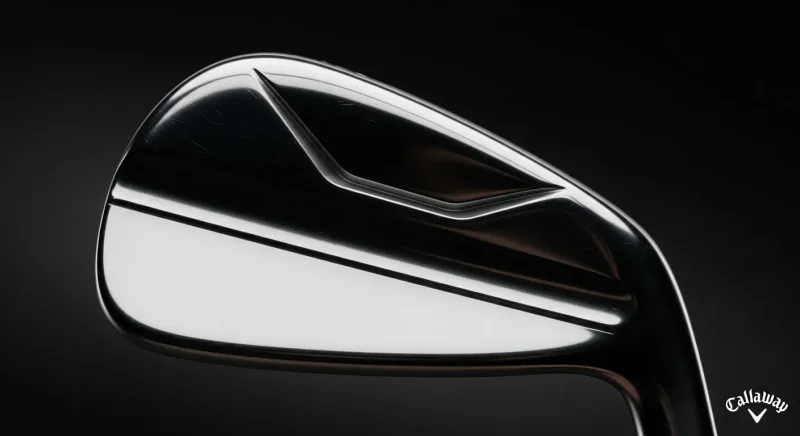 金属質の質感と光の反射を中心にした抽象的なスタジオカット。アイアンの一部のみが見え、デザインは明確にせず高級感を演出。暗めの背景にロゴを端に配置。